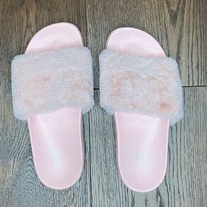 Girls pink fuzzy slippers size 5/6
